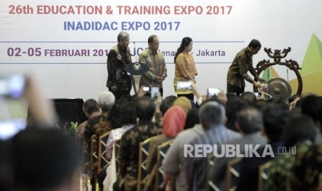  Presiden RI Joko WIdodo (kanan) membuka secara simbolik disaksikan Menko PMK Puan Maharani (kedua kanan),Menristek Dikti M Nasir (kedua kiri) dan Ketua Forum Rektor Indonesia (FRI)2017 Rochmat Wahab (kiri) saat pembukaan Konferensi Forum Rektor Indonesia 