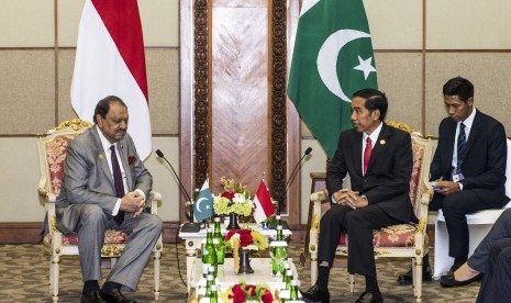 Presiden RI Joko Widodo (kedua kanan) berbincang dengan Presiden Pakistan Mamnoon Husein (kiri) seusai pertemuan bilateral saat KTT Luar Biasa ke-5 OKI di JCC, Jakarta, Senin (7/3). 