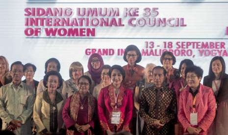 Presiden RI Joko Widodo (kedua kanan) berfoto bersama Menteri Pemberdayaan Perempuan dan Perlindungan Anak (PPPA) Yohana Yembise (ketiga kiri), Presiden International Council of Women Kim Jung Sook (kanan) dan Ketua Umum Kowani Giwo Rubianto (ketiga kanan) saat pembukaan Sidang Umum International Council of Women dan Temu Nasional 1.000 Organisasi Perempuan Indonesia di Pendopo Balkondes, Hotel Grand Inna Malioboro, Yogyakarta, Jumat (14/9).