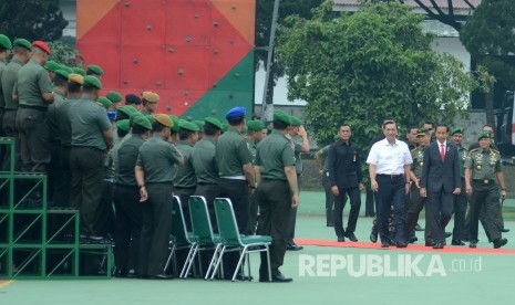 Presiden RI Joko Widodo (kedua kanan) bersama Menko Maritima Luhut Binsar Panjaitan (ketiga kanan)