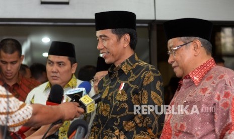 Presiden RI Joko Widodo (kedua kanan), dan Ketum PBNU Said Aqil Siradj (kanan) memberikan keterangan kepada wartawan seusai mengadakan pertemuan tertutup di kantor PBNU, Jakarta, Senin (7/11).