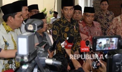 Presiden RI Joko Widodo (kedua kanan), dan Ketum PBNU Said Aqil Siradj (kanan) memberikan keterangan kepada wartawan seusai mengadakan pertemuan tertutup di kantor PBNU, Jakarta, Senin (7/11).