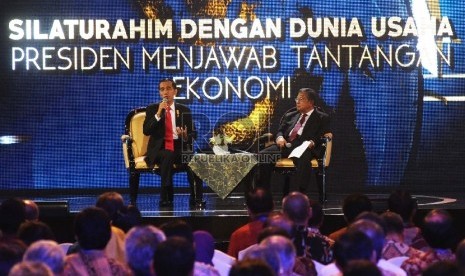 Presiden RI Joko Widodo (kedua kanan), Ketua ISEI Darmin Nasution (kanan) berbincang dalam Silaturahim dengan Dunia Usaha Presiden Menjawab Tantangan Ekonomi di JCC, Jakarta, Kamis (9/7). 