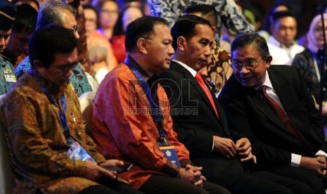 Presiden RI Joko Widodo (kedua kanan), Ketua ISEI Darmin Nasution (kanan) berbincang dalam Silaturahim dengan Dunia Usaha Presiden Menjawab Tantangan Ekonomi di JCC, Jakarta, Kamis (9/7). 