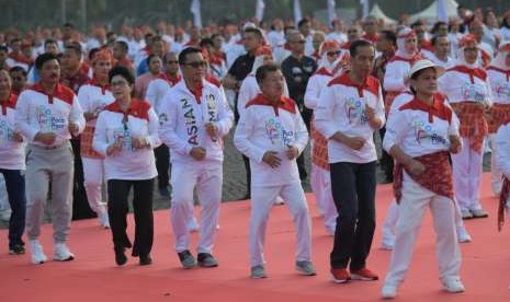 Presiden RI Joko Widodo (kedua kanan), Wapres Jusuf Kalla (ketiga kanan), dan Menpora Imam Nahrawi saat menjalani enam poco-poco. 