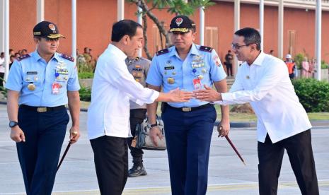 Presiden RI Joko Widodo (kedua kiri) bersalaman dengan Pj. Gubernur DKI Jakarta Heru Budi Hartono (kanan).