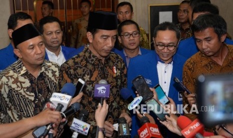 Presiden RI Joko Widodo (kedua kiri), bersama Ketum DPP PAN Zulkifli Hasan (kedua kanan) memberikan keterangan kepada wartawan seusai pembukaan Rapimnas Partai Amanat Nasional (PAN) di Jakarta, Ahad (13/11). 