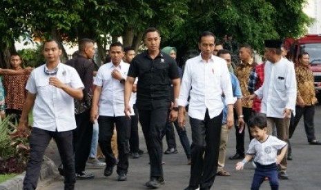 Presiden RI Joko Widodo (ketiga kanan) bersama cucunya Jan Ethes (kanan). 