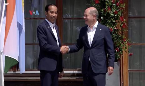 Presiden RI, Joko Widodo (kiri) bersama Kanselir Jerman, Olaf Scholz (kanan) dalam pertemuan KTT G7 di Jerman.