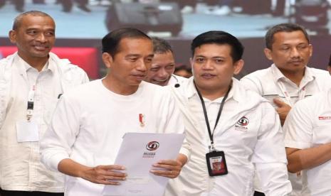 Presiden RI, Joko Widodo (kiri) bersama Ketua Panitia Musra yang juga aktivis Projo, Panel Barus (kanan)