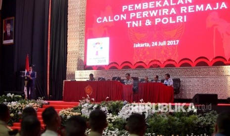 Presiden RI Joko Widodo (kiri) menyampaikan pidato pembekalan kepada Calon Perwira Remaja (Capaja) Akademi TNI dan Polri Tahun 2017 di GOR Ahmad Yani Mabes TNI Cilangkap, Jakarta, Senin (24/7). 