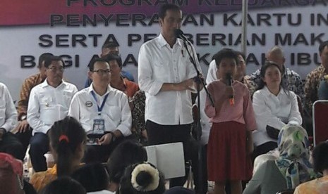  President Joko Widodo gave the Indonesia Health Card (KIS) to the people of Poka Village, Ambon on Wednesday. 