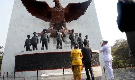 Presiden RI Joko Widodo melihat monumen patung para jenderal usai upacara peringatan hari Kesaktian Pancasila di Monumen Pancasila Sakti, Lubang Buaya, Jakarta Timur, Kamis (1/10).   (Republika/Yasin Habibi)