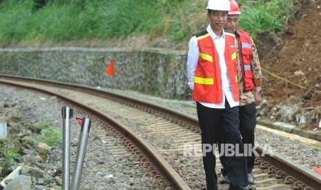 Presiden RI Joko Widodo memantau pembangunan jalur ganda kereta api Bogor-Sukabumi PP di Sukabumi, Jawa Barat (15/12) Presiden Joko Widodo mengatakan adanya rel ganda akan dapat menambah jumlah kereta api dan meningkatkan volume penumpang dan menambah pilihan warga untuk memilih transportasi umum dengan target pembangunan ini selesai di tahun 2020.