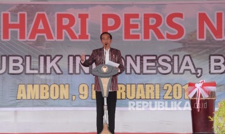 Presiden RI Joko Widodo memberi sambutan saat acara puncak perayaan Hari Pers Nasional (HPN) 2017 di lapangan Tantui, Ambon, Maluku, Kamis (9/2). 