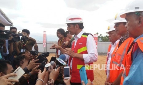 Presiden RI Joko Widodo memberikan keterangan pers usai peletakan batu pertama pembangunan tol Padang-Pekanbaru di Kota Padang, Jumat (9/2).