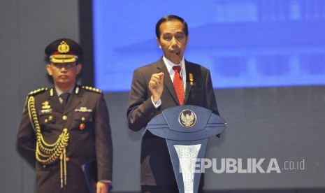 Presiden RI Joko Widodo memberikan sambutan pada Sosiliasi Tax Amnesty di Hotel Intercontinental Bandung, Senin (8/8). (Mahmud Muhyidin)