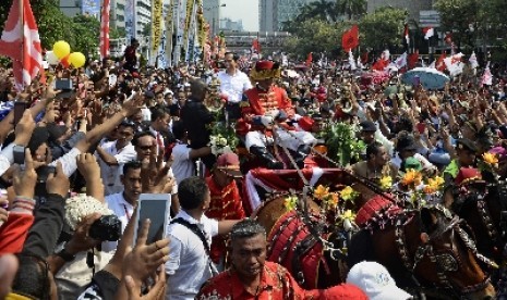 Presiden RI Joko Widodo menggunakan kereta kuda dalam arak-arakan Senin (20/10).