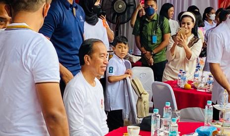 Presiden RI Joko Widodo menghadiri Family Gathering Keluarga Paspampres di Kebun Raya Bogor, Sabtu (28/1/2023).