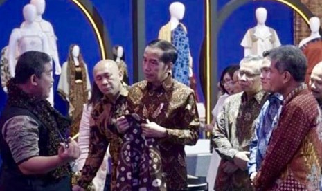 Presiden RI Joko Widodo menghampiri stand UMKM Gambo Muba saat membuka Export BRILianpreneur 2019, Jumat (20/12).