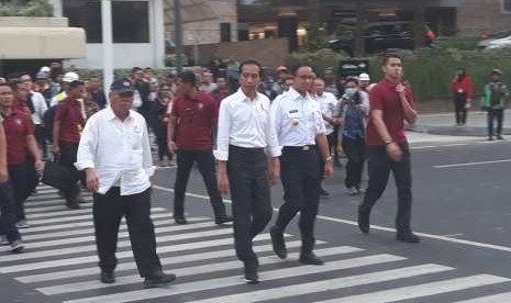 Presiden RI Joko Widodo meninjau kawasan Bundaran HI dan melintasi pelican crossing di Jalan MH Thamrin Jakarta Pusat, didampingi Menteri PUPR RI Basoeki Hadimoeljono, dan Gubernur DKI Jakarta Anies Baswedan, Kamis (2/8).