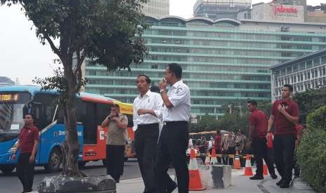 Presiden RI Joko Widodo meninjau kawasan Bundaran HI dan melintasi pelican crossing di Jalan MH Thamrin, Jakarta Pusat, didampingi Menteri PUPR RI Basoeki Hadimoeljono dan Gubernur DKI Jakarta Anies Baswedan, Kamis (2/8). 