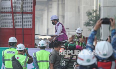 Presiden RI Joko Widodo meninjau progres LRT di Stasiun LRT TMII, Jakarta, Rabu (9/6/2021). Perkembangan pembangunan transportasi Lintas Rel Terpadu atau Light Rapid Transit (LRT) yang akan melintas di Jakarta - Bogor - Depok - Bekasi (Jabodebek) tersebut sudah mencapai 84,7 persen yang diharapkan pada April 2022 sudah dapat diuji coba.