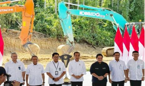 Presiden RI Joko Widodo, Menteri BUMN Erick Thohir dan Direktur Utama Bank Mandiri Darmawan Junaidi melakukan groundbreaking kantor berbasis digital bertajuk Mandiri Digital Services di Ibu Kota Nusantara (IKN), Penajam Paser Utara, Kalimantan Timur, Kamis (29/02). 