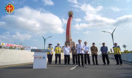 Presiden RI Joko Widodo meresmikan Jembatan Kretek II yang didampingi Gubernur DIY, Sri Sultan Hamengku Buwono X, Menteri PUPR, Basuki Hadimoeljono, dan Bupati Bantul Abdul Halim Muslih di Kretek, Kabupaten Bantul, DIY, Jumat (2/6/2023).