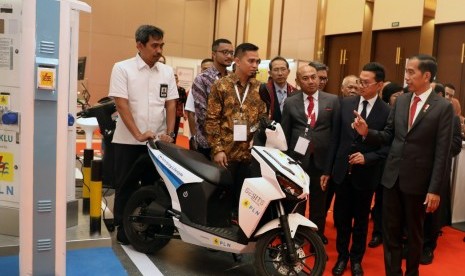 Presiden RI, Joko Widodo (paling kanan) mendapat penjelasan dari Vice President Public Relations PLN, Dwi Suryo Abdullah (paling kiri) saat mengunjungi stand PLN pada INDONESIAN ENGINEERING EXHIBITION yang berlangsung tanggal 11-12 September 2019 di JIEXPO Kemayoran, Jakarta, Rabu (11/9). Pada kegiatan tersebut, PLN turut berpartisipasi memamerkan produk-produk inovasi di tahun 2019, Yaitu : Stasiun Pengisian Listrik Umum (SPLU), Mister P2TL (Alat untuk mendeteksi Induksi Tegangan Rendah Petugas P2TL), Slip On Connector, Delta Step Bolt, Ewars (Early Warning System RelaysTrafo), Mini Bypass Jumper, The Cal Thermometer Calibration, Ampar (Alat Mudah Pangkas Ranting) dan ASIK (Automatic Simulation & Interlock Test Kit).