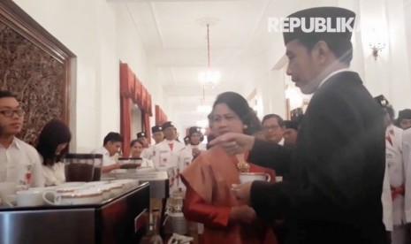 Presiden RI, Joko Widodo saat mencicpi kopi khas Indonesia di Istana Negara, Jakarta.