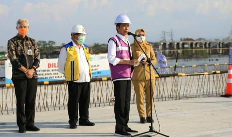 Presiden RI, Joko Widodo saat mengunjungi proyek pembangunan Jalan Tol Ruas Semarang- Demak Seksi II (Sayung- Demak)di wilayah Kecamatan Sayung, Kabupaten Demak Jawa Tengah, Jumat (11/6). Presiden didampingi Menteri Pekerjaan Umum dan Perumahan Rakyat (PUPR), Basuki Hadimuljono serta Gubernur Jawa Tengah, Ganjar Pranowo.