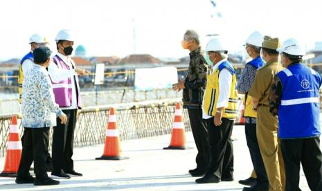 Presiden RI, Joko Widodo saat mengunjungi proyek pembangunan Jalan Tol Ruas Semarang- Demak Seksi II (Sayung- Demak)di wilayah Kecamatan Sayung, Kabupaten Demak Jawa Tengah, Jumat (11/6). Presiden didampingi Menteri Pekerjaan Umum dan Perumahan Rakyat (PUPR), Basuki Hadimuljono serta Gubernur Jawa Tengah, Ganjar Pranowo.