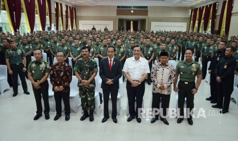 Presiden RI Joko Widodo (tengah) bersama Panglima TNI Marsekal Hadi Tjahjanto (ketiga kiri), Mensesneg Pratikno (kedua kiri), Menko Maritim Luhut Binsar Panjaitan (ketiga kanan), Kepala Staf Angkatan Darat (KSAD) Jenderal Andika Perkasa (kanan), Jenderal Mulyono (kiri), dan Wagub Jabar Uu Ruzhanul Ulum (kedua kanan) berfoto bersama pada Apel Danrem, Dandim Terpusat TA 2018, di Pussenif Kodiklat TNI AD, Jalan Supratman, Kota Bandung, Senin (26/11).