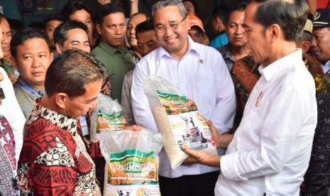 Presiden RI Joko widodo yang didampingi Menteri Desa Pembangunan Daerah Tertinggal dan Transmigrasi Eko Putro sandjojo melakukan kunjungan ke KTM Mesuji pada Ahad (21/1).