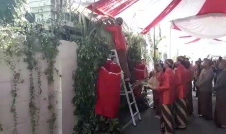 Presiden RI Jokowi bersama keluarga saat melakukan pemasangan bleketepe, sebuah ritual budaya Jawa di pernikahan Kahiyang