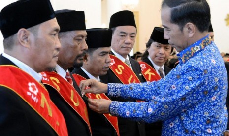  Presiden RI Jokowi memberikan penghargaan kepada masyarakat yang telah mendonorkan darah hingga 100 kali di Istana Kepresidenan, Bogor, Ahad (17/12).