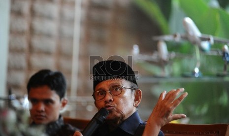 Presiden RI Ke 3 Bj Habibie berbicara saat memberikan pesan dan amanah kepada anak yatim di Wisma Habibie Ainun, Jakarta, Rabu (15/4). (Republika/ Tahta Aidilla)