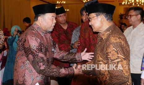 Presiden RI ke 3 BJ Habibie (kanan) bersalaman dengan Ketua Saling Sapa Didin Hafidhuddin saat menghadiri acara Halal Bi Halal Akbar 1437 H di Jakarta, Rabu (27/7) malam.