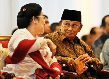 Presiden RI ke-3 BJ Habibie (kanan) memberikan permen kepada Presiden RI ke-5 Megawati Soekarno Putri saat peringatan Hari kelahiran Pancasila di gedung DPR, Jakarta, Rabu (1/6). Acara ini dihadiri para menteri dan pimpinan lembaga negara. Peringatan terse