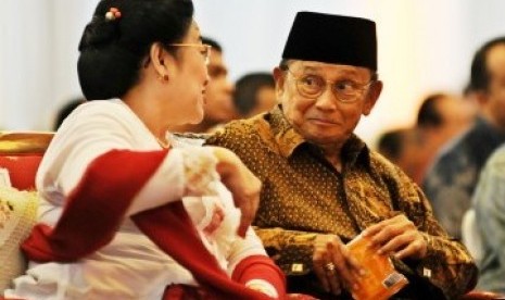 Presiden RI ke-3 BJ Habibie (kanan) memberikan permen kepada Presiden RI ke-5 Megawati Soekarno Putri saat peringatan Hari kelahiran Pancasila di gedung DPR RI (ilustrasi)