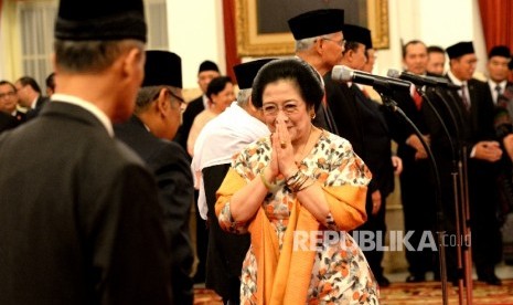 Presiden RI ke-5 Megawati Soekarno Putri memasuki ruangan pengambilan sumpah saat pelantikan Unit Kerja Presiden bidang Pembinaan Ideologi Pancasila (UKP-PIP) di Istana Negara, Jakarta, Rabu (7/6).