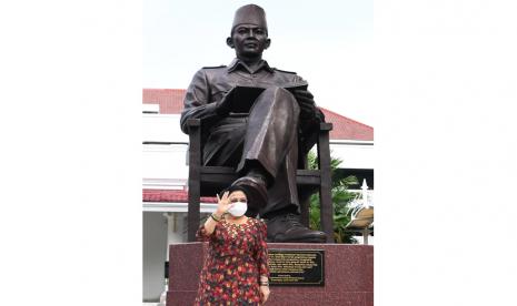 Presiden RI ke-5 Megawati Soekarnoputri berdiri di depan patung Bung Karno usai diresmikan di halaman Gedung Lembaga Ketahanan Nasional (Lemhanas), Jakarta, Kamis (20/5/2021). Patung Bung Karno yang ukurannya mencapai empat meter itu diresmikan Megawati Soekarnoputri bertepatan dengan Hari Ulang Tahun (HUT) ke-56 Lemhanas.