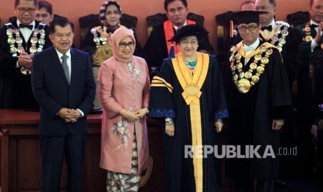 Presiden RI ke-5 Megawati Soekarnoputri berfoto bersama usai penganugerahan gelar Doctor Honoris Causa bidang Politik dan Pemerintahan dari Unpad, Jl Dipatiukur, Kota Bandung, Rabu (25/5).  (Foto : Dede Lukman Hakim)