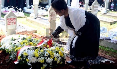  Presiden RI ke-5 Megawati Soekarnoputri (kiri) meletakkan bunga pada makam almarhum suaminya Ketua MPR Taufiq Kiemas di Taman Makam Pahlawan Kalibata, Jakarta, Ahad (9/6).   (Republika/Agung Supriyanto)