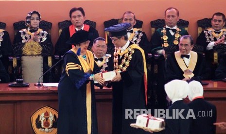 Presiden RI ke-5 Megawati Soekarnoputri memberikan cinderamata kepada Rektor Unpad Tri Hanggono Achmad usai menyampaikan orasi ilmiah pada penganugerahan gelar Doctor Honoris Causa (DRHC) bidang Politik dan Pemerintahan dari Unpad, Kota Bandung, Rabu (25/5