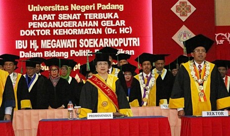 Presiden RI ke-5, Megawati Soekarnoputri mendapatkan gelar Doktor Honoris Causa (DRHC) Bidang Politik Pendidikan dari Universitas Negeri Padang (UNP), Rabu (27/9).