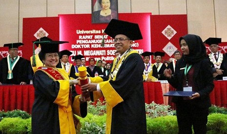  Presiden RI ke-5, Megawati  Soekarnoputri menerima gelar Doktor Honoris Causa  (DRHC) Bidang Politik Pendidikan dari Universitas Negeri Padang (UNP), Rabu (27/9).