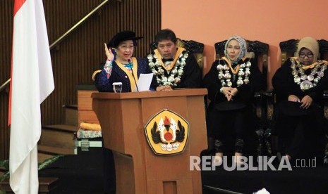 Presiden RI ke-5 Megawati Soekarnoputri menyampaikan orasi ilmiah sebelum penganugerahan gelar Doctor Honoris Causa (DRHC) bidang Politik dan Pemerintahan dari Unpad, Rabu (25/5).(Foto : Dede Lukman Hakim)