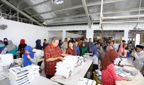 Presiden RI ke-6 Susilo Bambang Yudhoyono berkunjung ke pabrik garmen di Kecamatan Kawalu, Kota Tasikmalaya pada hari ketiga SBY Tour De Java, Kamis (10/3). 